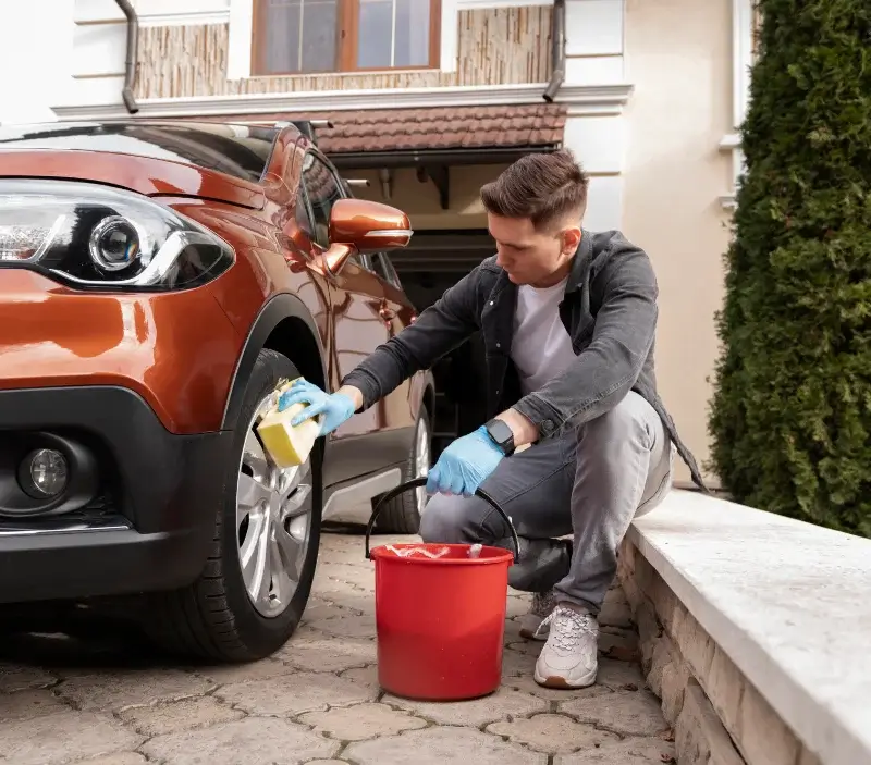Lavage auto à domicile Bonnétage : professionnel intervenant sur un véhicule